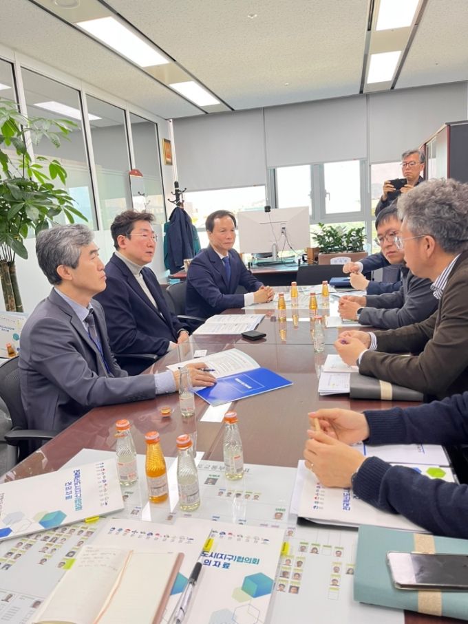 조병옥 음성군수, 원강수 원주시장과 배낙호 김천시장 등이 국토부에 혁신도시 활성화 공동건의문을 전달하고 있다.[사진=원주시] 2025.04.16 onemoregive@newspim.com