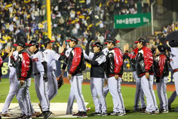 [서울=뉴스핌] 15일 서울 잠실야구장에서 2025 신한 SOL Bank KBO리그 LG 트윈스와 삼성 라이온즈의 경기에서 LG 선수들이 경기에서 3-0으로 승리한 후 하이파이브 하고 있다. [사진 = LG 트윈스] 2025.04.15 photo@newspim.com