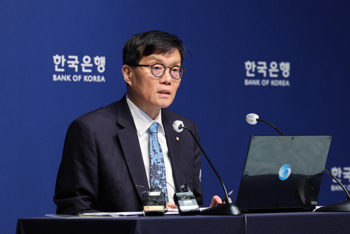 [서울=뉴스핌] 사진공동취재단 = 이창용 한국은행 총재가 17일 서울 중구 한국은행 본관에서 열린 금융통화위원회 본회의를 마친 후 통화정책방향 기자 간담회를 열고 취재진의 질문에 답하고 있다. 2025.04.17 photo@newspim.com