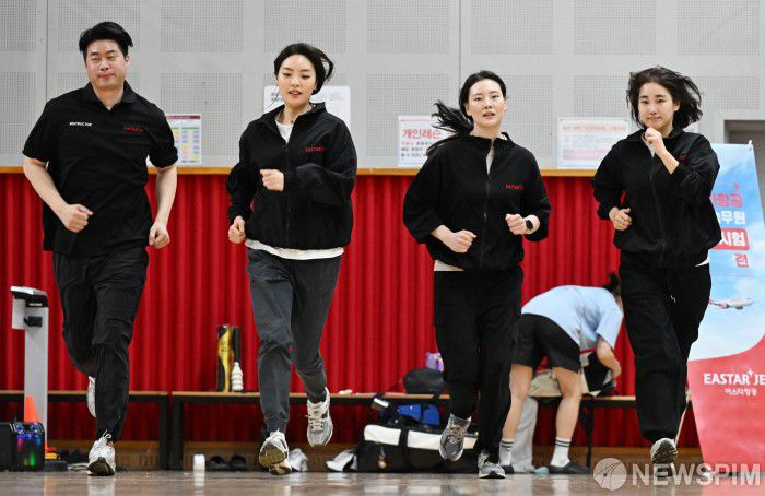[서울=뉴스핌] 최지환 기자 = 이스타항공 승무원들이 17일 오전 서울 마포구 체력인증센터에서 첫 체력 시험 도입을 앞두고 체력 측정과 훈련을 실시하고 있다. 이스타항공은 오는 23일부터 기내 안전 요원으로서 역량 증진을 위해 신입 승무원들의 체력 시험 전형을 진행할 예정이다. 2025.04.17 choipix16@newspim.com