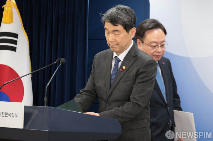 [서울=뉴스핌] 이길동 기자 = 이주호 부총리 겸 교육부 장관과 조규홍 보건복지부 장관이 10일 서울 종로구 정부서울청사 브리핑룸에서 열린 교육부-보건복지부 합동브리핑(의료계와 의학교육계에 드리는 말씀)을 하기위해 브리핑룸으로 들어서고 있다.2025.01.10 gdlee@newspim.com