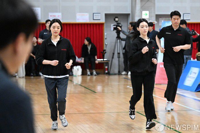 [서울=뉴스핌] 최지환 기자 = 이스타항공 승무원들이 17일 오전 서울 마포구 체력인증센터에서 첫 체력 시험 도입을 앞두고 체력 측정과 훈련을 실시하고 있다. 이스타항공은 오는 23일부터 기내 안전 요원으로서 역량 증진을 위해 신입 승무원들의 체력 시험 전형을 진행할 예정이다. 2025.04.17 choipix16@newspim.com