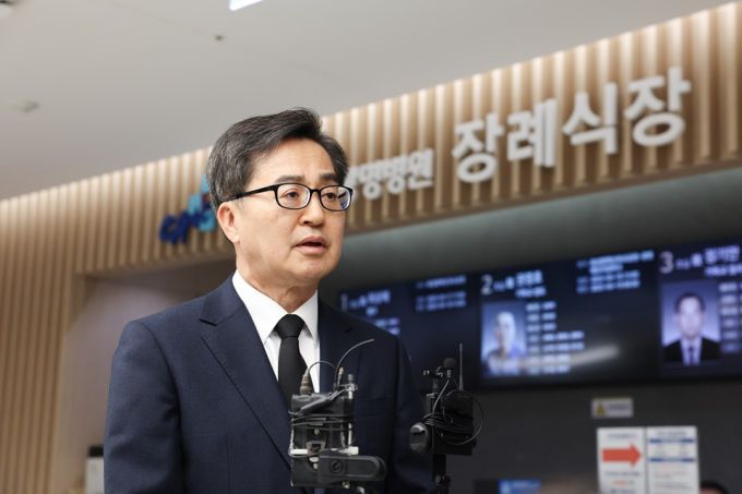 17일 오후 김동연 경기도지사가 광명 신안산선 붕괴 사고 희생자 조문을 하고 브리핑을 하고 있다. [사진=경기도]