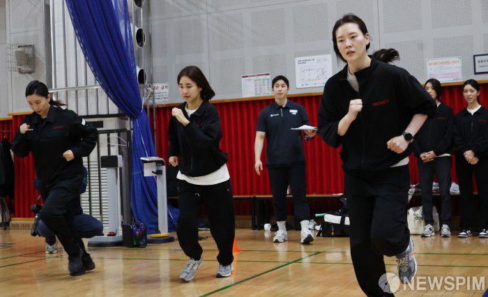 [서울=뉴스핌] 최지환 기자 = 이스타항공 승무원들이 17일 오전 서울 마포구 체력인증센터에서 첫 체력 시험 도입을 앞두고 체력 측정과 훈련을 실시하고 있다. 이스타항공은 오는 23일부터 기내 안전 요원으로서 역량 증진을 위해 신입 승무원들의 체력 시험 전형을 진행할 예정이다. 2025.04.17 choipix16@newspim.com