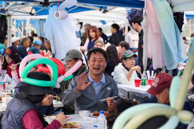 장날 시골 장터를 찾아 어르신들과 즐거운 시간을 보내고 있는 평택시의회 최재영 의원[사진=평택시의회]