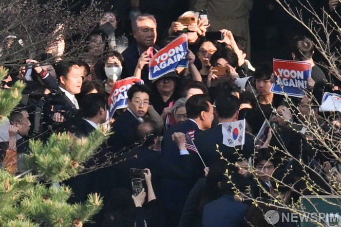 [서울=뉴스핌] 김학선 기자 = 윤석열 전 대통령 부부가 11일 서울 서초구 아크로비스타 사저 앞에 도착해 주민들의 환영을 받고 있다. 2025.04.11 yooksa@newspim.com