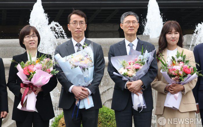 [서울=뉴스핌] 이호형 기자 = 문형배 헌법재판소장 권한대행 내외와  이미선 헌법재판관내외가  18일 오전 서울 종로구 헌법재판소에서 열린 퇴임식 후 헌재 정문 앞에서 기념촬영을 하고 있다.  2025.04.18 leemario@newspim.com