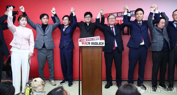 [서울=뉴스핌] 최지환 기자 = 국민의힘 대통령선거 경선후보인 한동훈 전 대표가 18일 오전 서울 여의도 선거사무소에서 최재형, 조경태 선관위원장 등과 손을 맞잡고 기념촬영을 하고 있다. 2025.04.18 choipix16@newspim.com