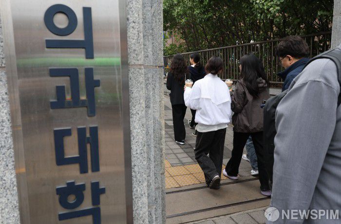 사진은 서울 종로구 서울대학교 의과대학에서 학생들이 이동하고 있는 모습. [사진=뉴스핌DB]