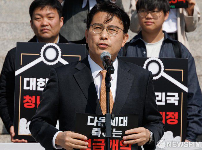 [서울=뉴스핌] 윤창빈 기자 = 윤상현 국민의힘 의원 11일 오전 서울 여의도 국회 본청 앞 계단에서 열린 연금개혁 규탄 집회에서 발언하고 있다. 2025.04.11 pangbin@newspim.com