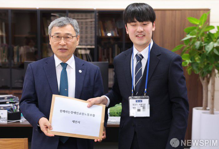 [서울=뉴스핌] 양윤모 기자 = 정근식 서울시교육감이 18일 오후 서울 종로구 서울시교육청에서 장애인교원노동조합 서울지부의 5대 요구사항을 경청하고 장애인 교원의 교육활동 보호 및 실질적인 지원 방안을 위한 간담회를 하고 있다. 정 교육감은 "실효성 있는 지원 정책을 마련할 수 있도록 장애인 교원들의 목소리에 귀 기울이겠다"고 밝혔다. [사진=서울시교육청] 2025.04.19 yym58@newspim.com