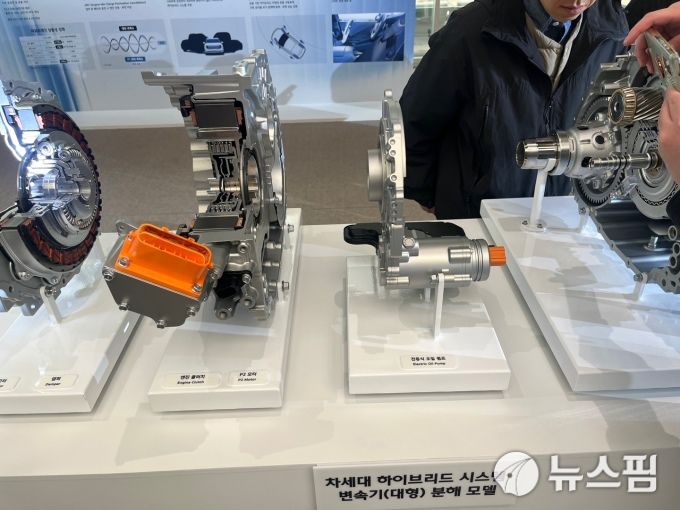 [서울=뉴스핌] 조수빈 기자 = 현대차그룹이 10일 서울 중구 소재 크레스트 72에서 '현대자동차그룹 차세대 하이브리드 시스템 테크 데이'를 열고 하이브리드를 중심으로 한 전동화 방향성을 공개했다. [사진=조수빈 기자] 2025.04.10 beans@newspim.com