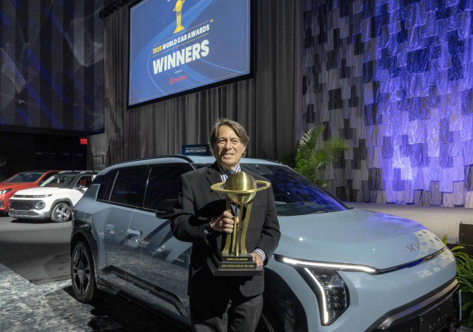 스티븐 센터 기아 미국법인 최고운영책임자(COO)가 세계 올해의 차 수상 기념사진을 촬영하는 모습 [사진=기아]