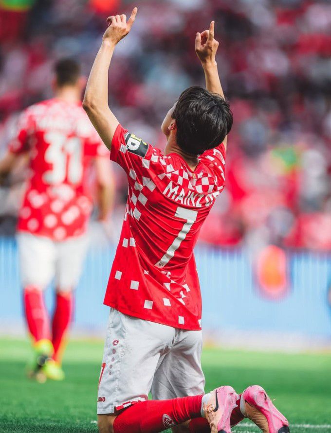 이재성이 19일 볼프스부르크와 2024~2025 분데스리가 30라운드 홈 경기에서 골 셀레브레이션을 하고 있다. [사진 = 마인츠]