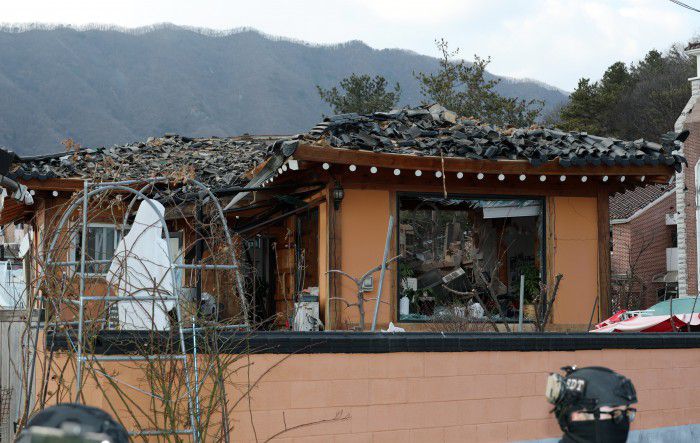 [포천=뉴스핌] 정일구 기자 = 6일 오후 경기 포천시 이동면 노곡리 폭탄 오발 사고 피해를 입은 민가 모습. 2025.03.06 mironj19@newspim.com