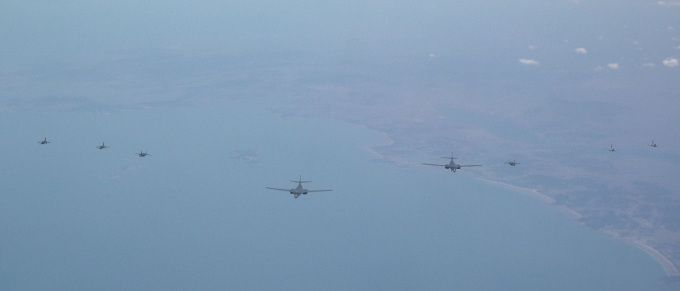 한국과 미국이 2025년 4월 15일 북한 김일성 주석 생일 '태양절'에 북한이 가장 두려워하는 B-1B 전략폭격기(가운데) 2대를 띄워 강력한 대북 억지력을 과시했다. [사진=공군]