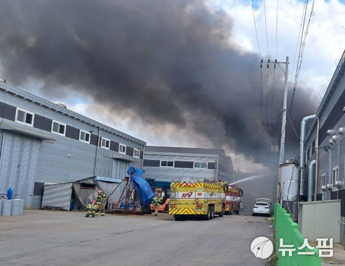 21일 오후 1시 10분경 화성특례시 팔탄면 율암리의 한 공장에서 화재가 발생해 공장 1동이 전소됐다. [사진=경기도소방재난본부]