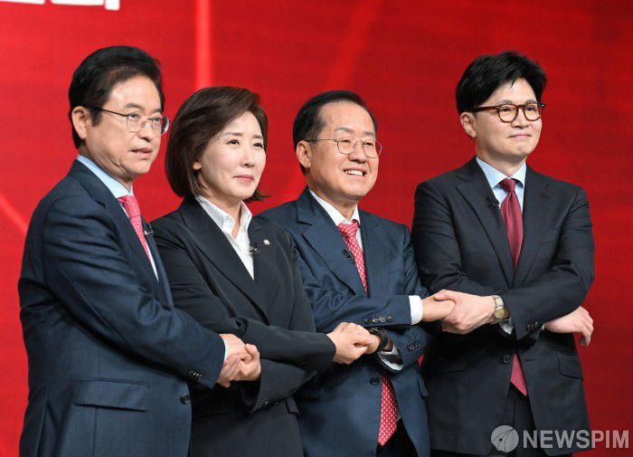 [서울=뉴스핌] 김학선 기자 = 국민의힘 대선 경선 후보들이 20일 서울 강서구 ASSA아트홀에서 열린 대선 후보자 1차 경선 B조 조별 토론회에 앞서 기념촬영을 하고 있다. 왼쪽부터 이철우, 나경원, 홍준표, 한동훈 후보. 2025.04.20 yooksa@newspim.com