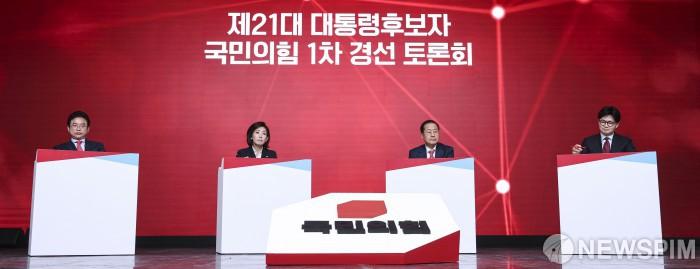 [서울=뉴스핌] 김학선 기자 = 국민의힘 대선 경선 후보들이 지난 20일 서울 강서구 ASSA아트홀에서 열린 대선 후보자 1차 경선 B조 조별 토론회에 자리해 있다. 왼쪽부터 이철우, 나경원, 홍준표, 한동훈 후보. 2025.04.20 yooksa@newspim.com