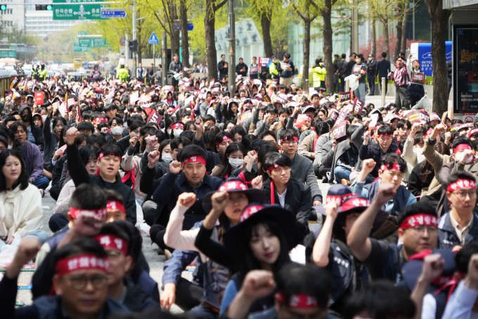16일 을지로 기업은행 본점앞에서 기업은행 노동조합 1500명을 결집해 '임단협 합의 촉구 및 부당대출사태 규탄 결의대회'를 개최하고 김성태 은행장 및 경영진 총사퇴를 촉구했다. [사진=기업은행 노조]