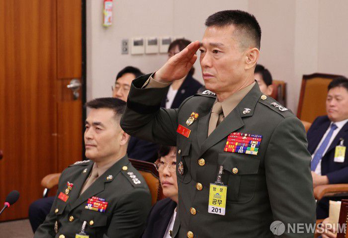 [서울=뉴스핌] 이형석 기자 = 임성근 전 해병대 제1사단장이 19일 오전 서울 여의도 국회에서 열린 법제사법위원회의 윤석열 대통령 탄핵소추안 즉각 발의 요청에 관한 청원 관련 청문회에서 경례를 하고 있다. 2024.07.19 photo@newspim.com