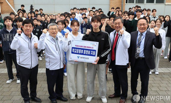 [서울=뉴스핌] 양윤모 기자 = 정근식 서울시교육감이 22일 오후 서울 송파구 서울체육중·고등학교를 방문해 제54회 전국소년체육대회에 출전하는 서울 학생선수들과 화이팅을 외치고 있다. [사진=서울시교육청] 2025.04.22  yym58@newspim.com