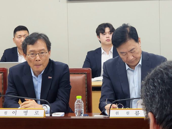 [세종=뉴스핌] 양가희 기자 = 류기정 경총 전무와 이명로 중기중앙회 인력정책본부장은 22일 정부세종청사에서 열린 최저임금위원회 제1차 전원회의에 참석했다. 2025.04.22 sheep@newspim.com