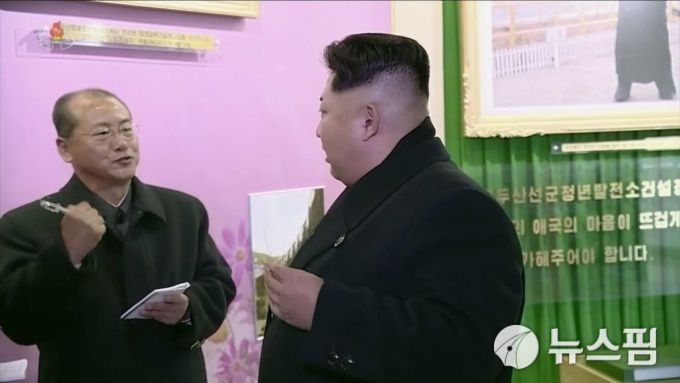 [서울=뉴스핌] 이영종 통일전문기자 = 지난 1월 초부터 공개활동을 중단해 숙청 등 신변이상설이 제기된 리일환 북한 노동당 비서가 22일 밤 조선중앙TV의 다큐멘터리 '우리 원수님과 백두청춘'에 등장했다. [사진=조선중앙TV 화면 캡처] 2025.04.23 yjlee@newspim.com