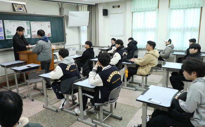 법원이 2024학년도 대학수학능력시험(수능)에서 시험 종료종이 1분가량 일찍 울려 피해를 본 수험생에게 국가가 100~300만원을 배상하라고 판결했다. 사진은 2025학년도 대학수학능력시험 성적표 배부일인 지난해 12월 6일 오전 서울 종로구 혜화동 동성고에서 학생들이 성적표를 받는 모습. [사진=뉴스핌 DB]