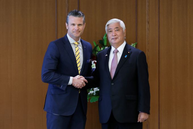 피트 헤그세스 미국 국방장관(왼쪽)과 나카타니 겐 일본 방위상이 30일 도쿄에서 만나 악수를 나누고 있다. [사진=로이터 뉴스핌]