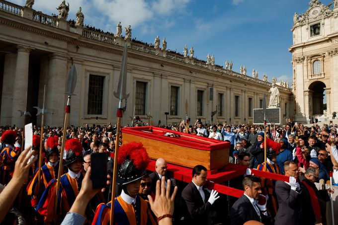 4월 23일(현지시간) 프란치스코 교황의 관이 성베드로 대성당 내부로 옮겨지고 있다 [사진=로이터 뉴스핌]