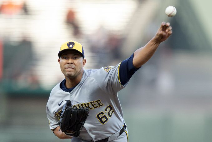 [샌프란시스코 로이터=뉴스핌] 23일 오라클파크에서 열린 밀워키와 샌프란시스코의 경기, 밀워키 선발 호세 퀸타나가 역투하고 있다.  2025.04.23 photo@newspim.com