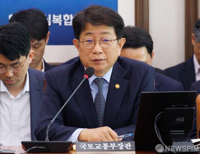 [서울=뉴스핌] 윤창빈 기자 = 박상우 국토교통부 장관이 23일 오전 서울 여의도 국회에서 열린 국토교통위원회 전체회의에서 의원 질문에 답변하고 있다. 2025.04.23 pangbin@newspim.com
