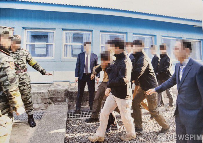 [서울=뉴스핌]  2019년 11월 7일 경기 파주 판문점에서 통일부 직원이 촬영한 탈북 어민 강제북송 관련 송환 사진. [사진=통일부] 2022.07.12 photo@newspim.com