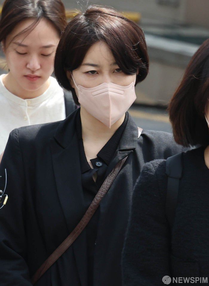 [서울=뉴스핌] 양윤모 기자 = 음주운전과 불법 숙박업 혐의로 재판에 넘겨진 문재인 전 대통령의 딸 문다혜씨가 17일 오전 서울서부지법의 1심 공판에서 벌금 1천5백만 원을 선고받고 법원를 나서고 있다. 2025.04.17 yym58@newspim.com