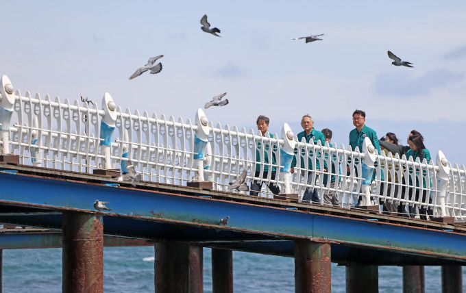 유인촌 문화체육관광부 장관이 23일 산불 피해 지역인 경북 영덕을 찾아 삼사해상공원 산책로를 살펴보고 있다. [사진=문화체육관광부]