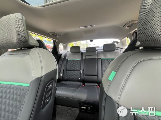 [서울=뉴스핌] 조수빈 기자 = 기아의 첫 전동화 세단 EV4 내부. 2열 시트 하단에는 실내 V2L 콘센트가 있어 220V 전원을 연결해 사용할 수 있다. [사진=조수빈 기자] 2025.04.23 beans@newspim.com