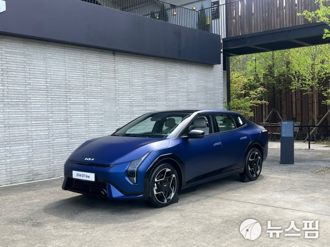 [서울=뉴스핌] 조수빈 기자 = 기아의 첫 전동화 세단 EV4 GT라인 외관. [사진=조수빈 기자] 2025.04.23 beans@newspim.com