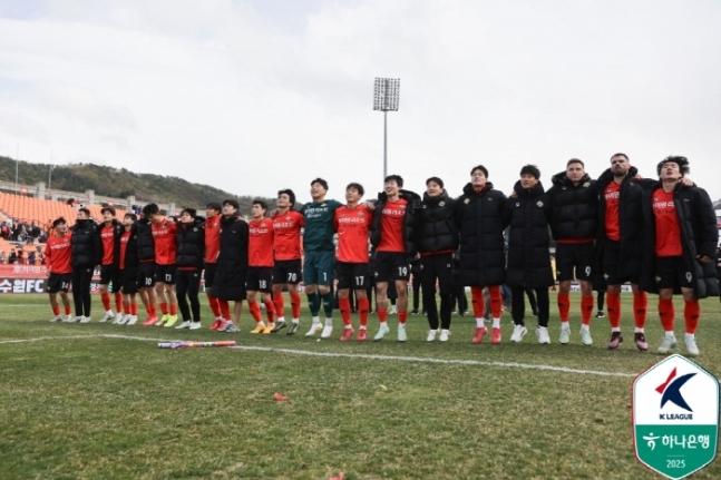 [서울=뉴스핌] 강원FC 선수들이 승리 후 기뻐하고 있다. [사진=한국프로축구연맹] 2025.04.24 thswlgh50@newspim.com