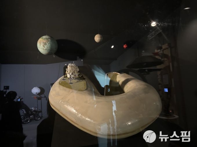 [서울=뉴스핌] 이지은 기자 = 톰 삭스 작가가 서울디자인플라자에서 영감받아 제작한 신작.  2025.04.24 alice09@newspim.com