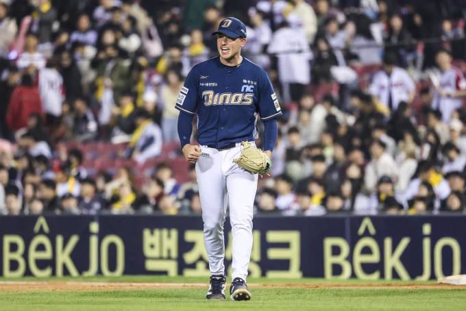 [서울=뉴스핌] 장환수 스포츠전문기자= NC 선발투수 라일리 톰슨이 24일 잠실 LG전에서 무실점 호투한 뒤 마운드를 내려오고 있다. [사진=NC] 2025.04.24 zangpabo@newspim.com