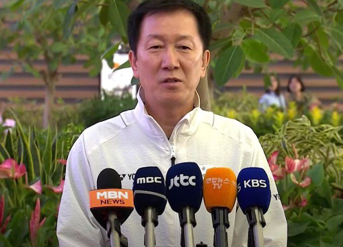 박주봉 배드민턴 국가대표팀 감독이 24일 세계혼합단체선수권대회 출전을 위한 출국에 앞서 취재진의 질문에 답하고 있다. [사진 = JTBC 중계화면 캡처]