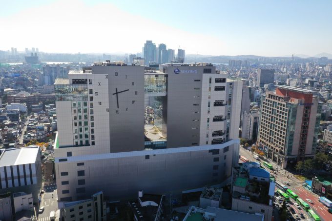 서울 마포구 홍대입구역에 위치한 애경그룹의 본사 애경타워. [사진=애경그룹 제공]