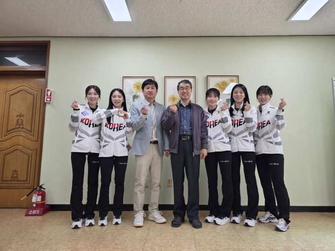 의정부 송현고 출신 금메달리스트 경기도청 컬링팀 선수들과 간담회 개최[사진=의정부교육지원청] 2025.04.25 sinnews7@newspim.com