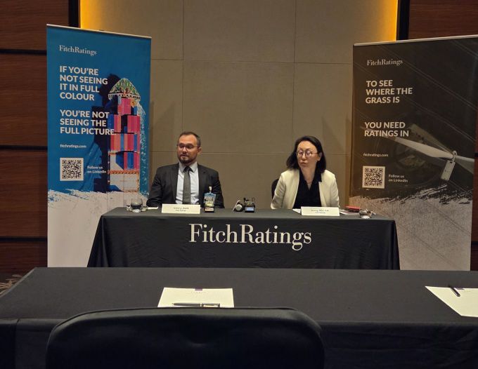 [서울=뉴스핌] 이정아 기자 = 제레미 주크(왼쪽) 피치 아시아·태평양 국가신용등급 담당 이사가 25일 서울 여의도 콘래드호텔에서 열린 미디어 브리핑에 참석, 질의응답을 하고 있다.  2025.04.25 plum@newspim.com