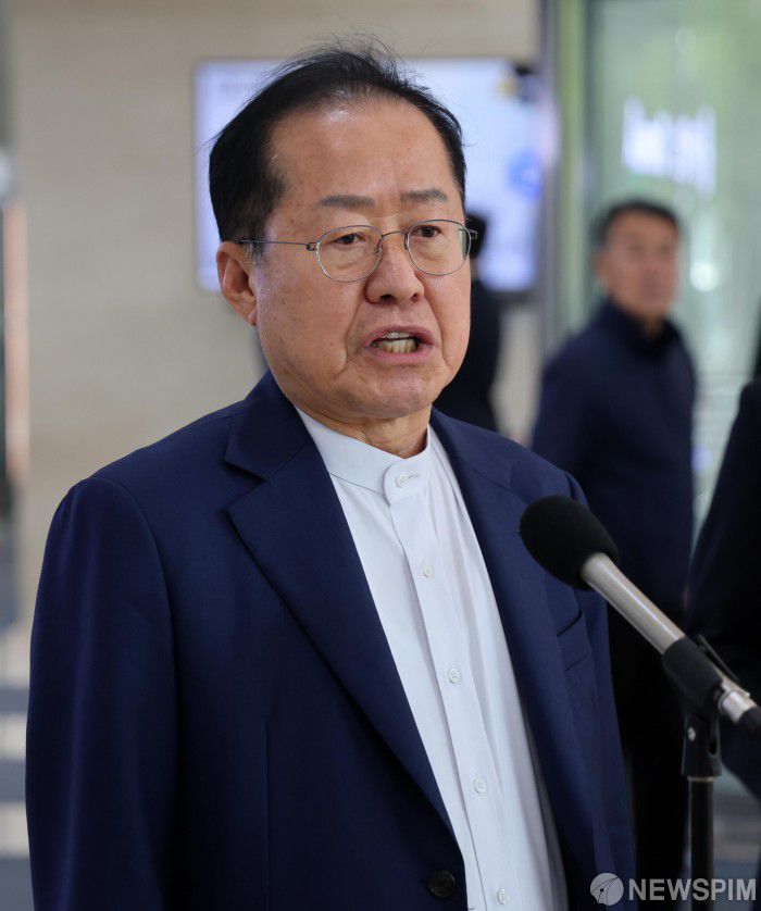 [서울=뉴스핌] 국회사진취재단 = 25일 오후 종로 동아미디어센터 1층 로비에서 국민의힘 대선 2차 경선 진출자인 홍준표 후보가 사전 인터뷰를 하고 있다. 일대일 맞수 토론은 2차경선 진출자 4명이 일대일 맞수 토론 형식으로 진행된다. 대진표는 23일 '미디어데이' 행사에서 김문수·안철수·한동훈·홍준표 후보가 순서대로 일대일 토론 상대를 지목했다. 김 후보가 한 후보를, 안 후보가 김 후보를 골라 토론이 성사됐다. 한 후보와 홍 후보는 서로 지목했다. 2025.04.25 photo@newspim.com