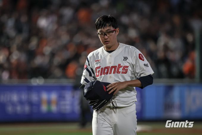 [서울=뉴스핌] [서울=뉴스핌] 롯데의 선발 투수 박세웅이 24일 부산 사직구장에서 한화를 상대로 6이닝 3실점을 한 뒤 마운드를 내려가고 있다. [사진 = 롯데] 2025.04.24 photo@newspim.com