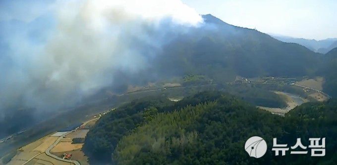 강원특별자치도 인제군 상남면 하남리 일원에서 26일 오후 발생한 대형 산불이 야간 산불 진화로 전환되면서 이틀째 이어질 전망이다. [사진=산림청]