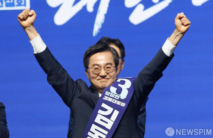 [광주=뉴스핌] 윤창빈 기자 = 김동연 더불어민주당 대선 경선 후보가 26일 광주 서구 김대중컨벤션센터에서 열린 제21대 대통령선거 후보자 선출을 위한 호남권 합동연설회에서 인사를 하고 있다. 2025.04.26 pangbin@newspim.com