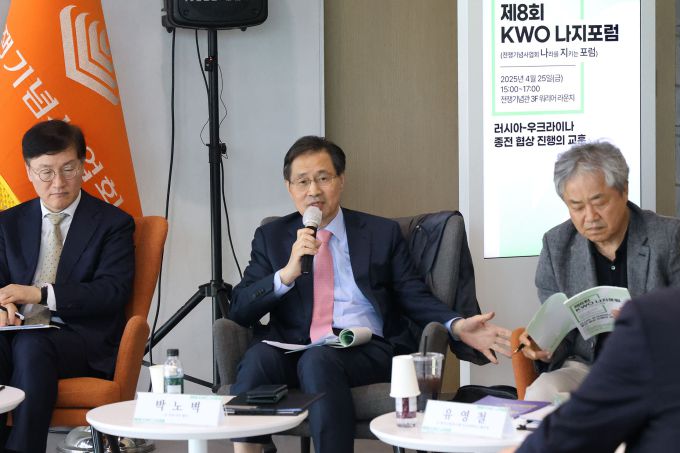 신범식 서울대 교수는 "우크라이나 종전 협상의 결과가 규정하게 될 국제 질서 변동 방향에 예의 주시하면서 유연하고 기민한 대응을 준비해야 한다"고 제언했다.  신 교수는 전쟁기념사업회(회장 백승주)가 지난 25일 연 '러시아·우크라이나 종전 협상 진행의 교훈' 주제로 진행된 '8회 KWO 나지포럼' 발제에서 이같이 강조했다.  서울대 정치외교학부 교수이며 국제문제연구소장을 맡고 있는 신 교수는 '우크라이나 전쟁 이후 국제 정세 변동과 종전 협상 : 한국 외교에 대한 함의를 중심으로' 주제로 발제했다.